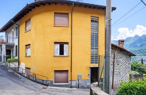 Vassena Apartment | Lake view apt with garden! WIFI and relaxation!