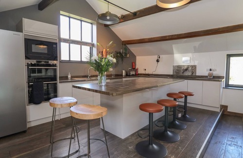 Macclesfield Cottage | LAKE VIEW BARN, family friendly, with hot tub in Macclesfield