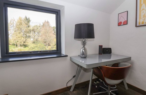 Macclesfield Cottage | LAKE VIEW BARN, family friendly, with hot tub in Macclesfield