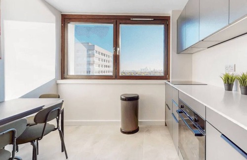 Woodberry Down Apartment | Lake View Minimalist Apartment|3 Beds|6 Guest