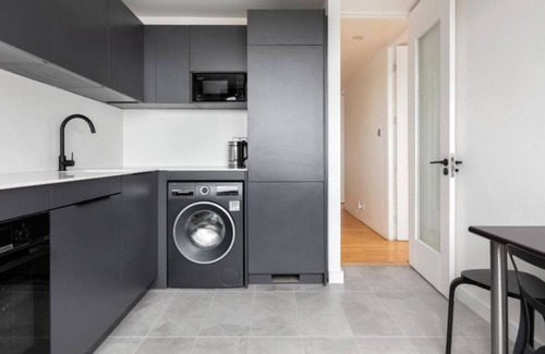 Woodberry Down Apartment | Lake View Minimalist Apartment|3 Beds|6 Guest