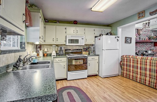 Walnut Mountain House | Lake-View Townhome with Decks, Screened Porch and Shared Tennis - Dogs OK