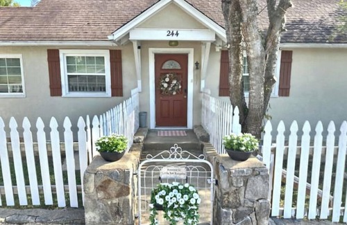 Forsyth House | Lake Views! Little Bell Bungalow Charmer, Backyard, Game Room, Foosball