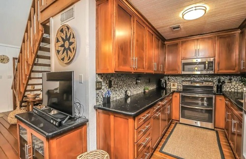 Jasper Cottage | Lake Views, Short Walk to Water, Joy Rock Garden, Sleeps 7