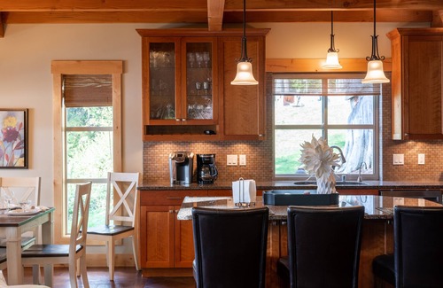 Bellingham House | Lake Whatcom Water Front/3 Acres/Kayak/Boards/Wood Fireplace