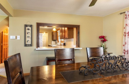 Black Wolf House | Lake Winnebago Water Front! Fishing! Boating! Quiet Bay! EAA!