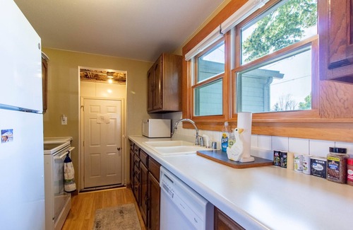 Black Wolf House | Lake Winnebago Water Front! Fishing! Boating! Quiet Bay! EAA!