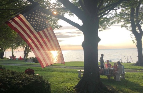 Vermilion House | Lakefront, Beachfront Breezy Cottage