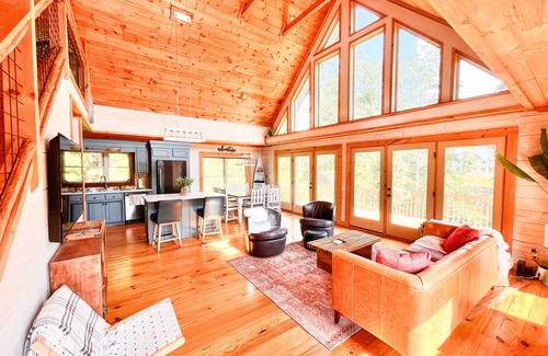 Saxony Forest Cabin | Lakefront Cabin on Lake Keowee. Kayaks, paddle boards, modern & cozy!