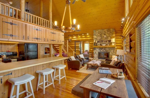 New London House | Lakefront Cabin Retreat, 2-Acre Lot with Deck!