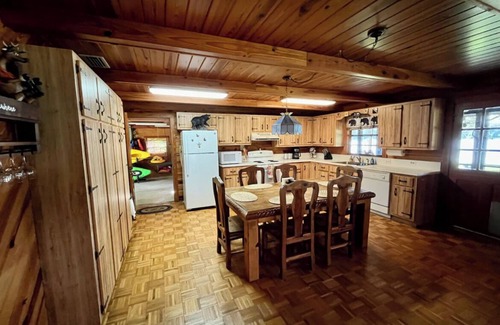 Silver Springs Cabin | Lakefront Cabin in Ocala Forest – Near Springs, Shops, Pet Friendly Getaway