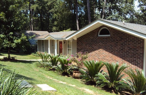 Eufaula House | Lakefront Charm - Fun and Romance!
