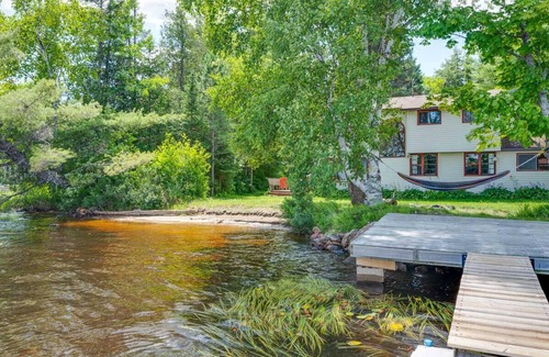 Highland Grove Cottage | Lakefront cottage on Baptiste Lake