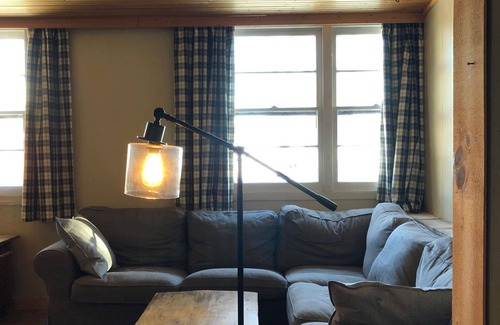 Highland Grove Cottage | Lakefront cottage on Baptiste Lake