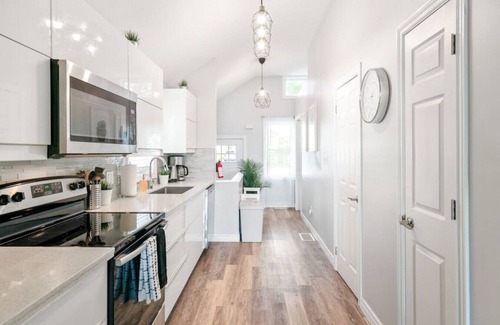 Port Weller House | Lakefront Cottage - Bright & Cozy w/Stunning View