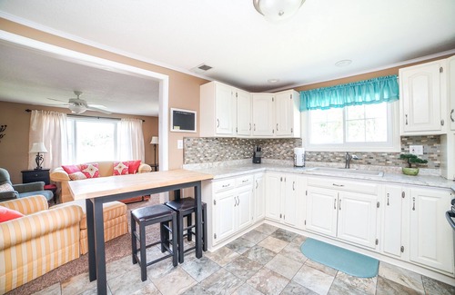 Manteno Cottage | Lakefront Cottage Sleeps 6