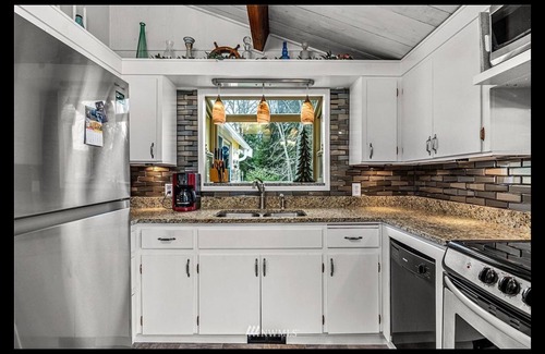 Lake McMurray Cabin | Lakefront Cottage