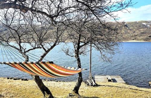 Skorradalshreppur Ski Chalet | Lakefront cottage with jacuzzi