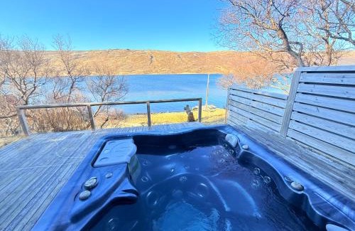 Skorradalshreppur Ski Chalet | Lakefront cottage with jacuzzi
