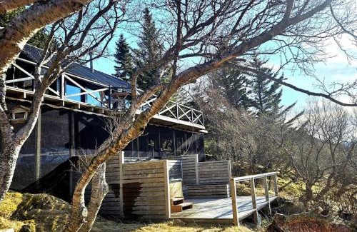 Skorradalshreppur Ski Chalet | Lakefront cottage with jacuzzi