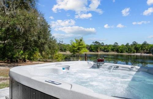 Putnam Hall House | Lakefront Escape-Hot Tub-FirePit-Rural Retreat
