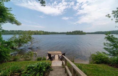 Plymouth House | Lakefront Family Escape 3BR Retreat wFirepit & Scenic