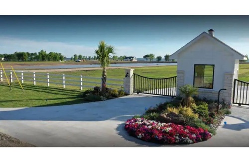 Kerens RV Rental | Lakefront Fires & Fishing, Splashes & Sunsets