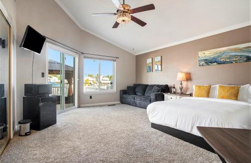Discovery Bay House | Lakefront Gem: Private Dock