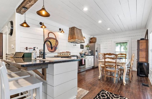 Brandon House | Lakefront Guest Ranch Retreat w/Kayaks/Fishing/Pools/RecCourt/FarmAnimals