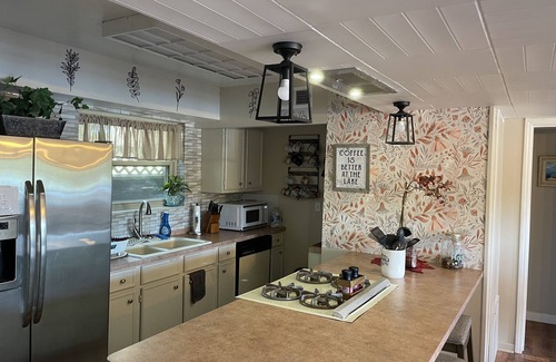 Hilltop Lakes House | LAKEFRONT HOME WITH AN AMAZING LAKESIDE DECK ONLY 1 HOUR FROM COLLEGE STATION.
