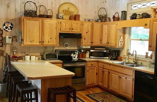 Wiley House | LAKEFRONT! Huge Screened Porch overlooking lake! Kayaks,canoe,pingpong incl! 5⭐️