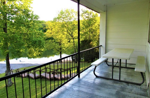 Almo Condo | Lakefront, Jet ski, kayak,or pontoon rentals. Right on the beach!