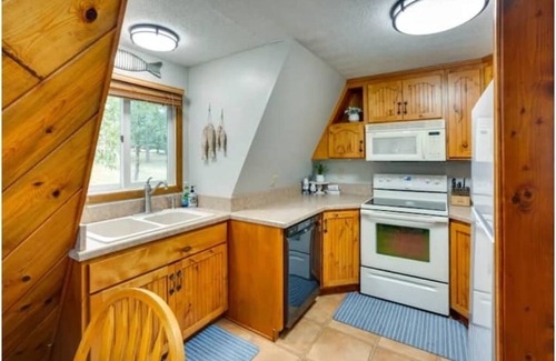 Hamlin County Cabin | Lakefront Lake Poinsett Cottage with Private Beach