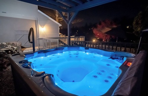 West Milford House | Lakefront Luxury Retreat with Endless Amenities