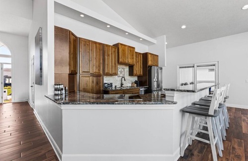 Ashland House | Lakefront Mansion!Close to SAC&Mahoney State Park!