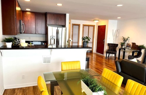 Seattle Metro Area Condo | Lakefront modern 1-bedroom condo w/free parking