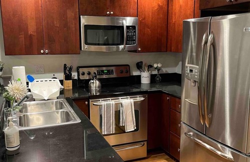 Seattle Metro Area Condo | Lakefront modern 1-bedroom condo w/free parking