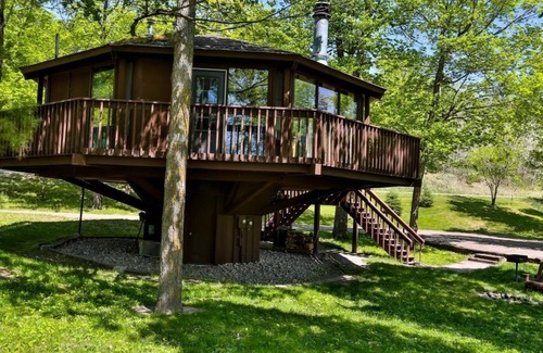 Puposky Cabin | Lakefront Octagon Treehouse - Fisherman's Paradise