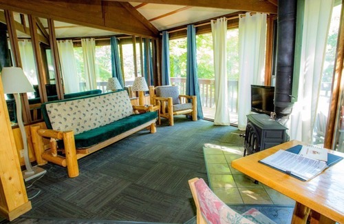 Puposky Cabin | Lakefront Octagon Treehouse - Fisherman's Paradise