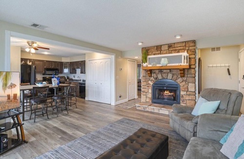 Osage Beach Condo | Lakefront Osage Beach Condo + Workspace w/Pool Views