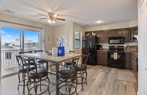 Osage Beach Condo | Lakefront Osage Beach Condo + Workspace w/Pool Views