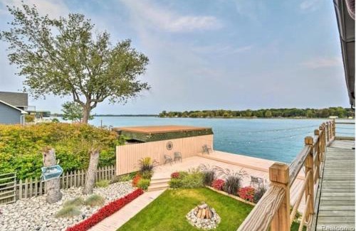 Algonac House | Lakefront Paradise with 7 beds - Fishing - Swimming
