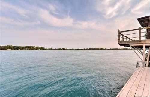 Algonac House | Lakefront Paradise with 7 beds - Fishing - Swimming