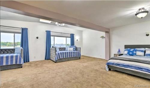 Algonac House | Lakefront Paradise with 7 beds - Fishing - Swimming