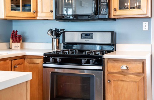 Delavan Lake House | Lakefront | Private Dock | Pet Friendly | Fire Pit