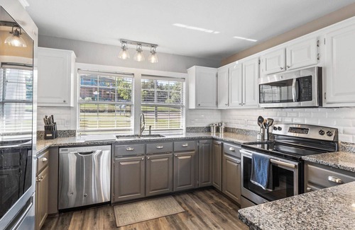 Carolyn Estates House | Lakefront property perfect for fishing and boating. Fall dates available!