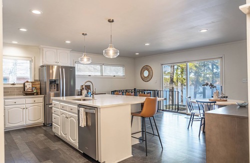 Whispering Pines House | Lakefront Retreat Mins to Golf! Sleeps 8 guests!