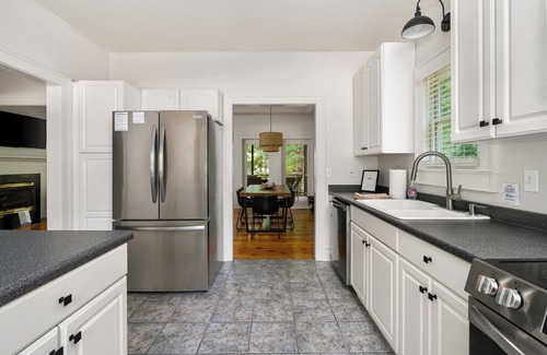 Six Mile House | Lakefront Retreat 15 minutes from Clemson