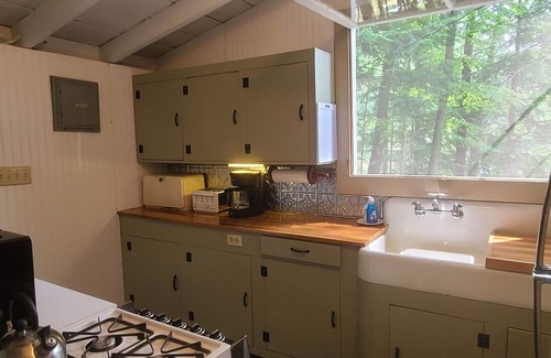 Fort Ann Cabin | Lakefront Rustic 1930s dog friendly Cabin w/lg screened porch near Lake George