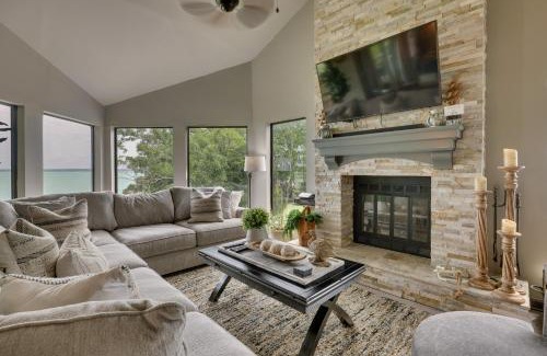 West Livingston House | Lakehouse Hot Tub, Waterslide, Game Room and Kayaks